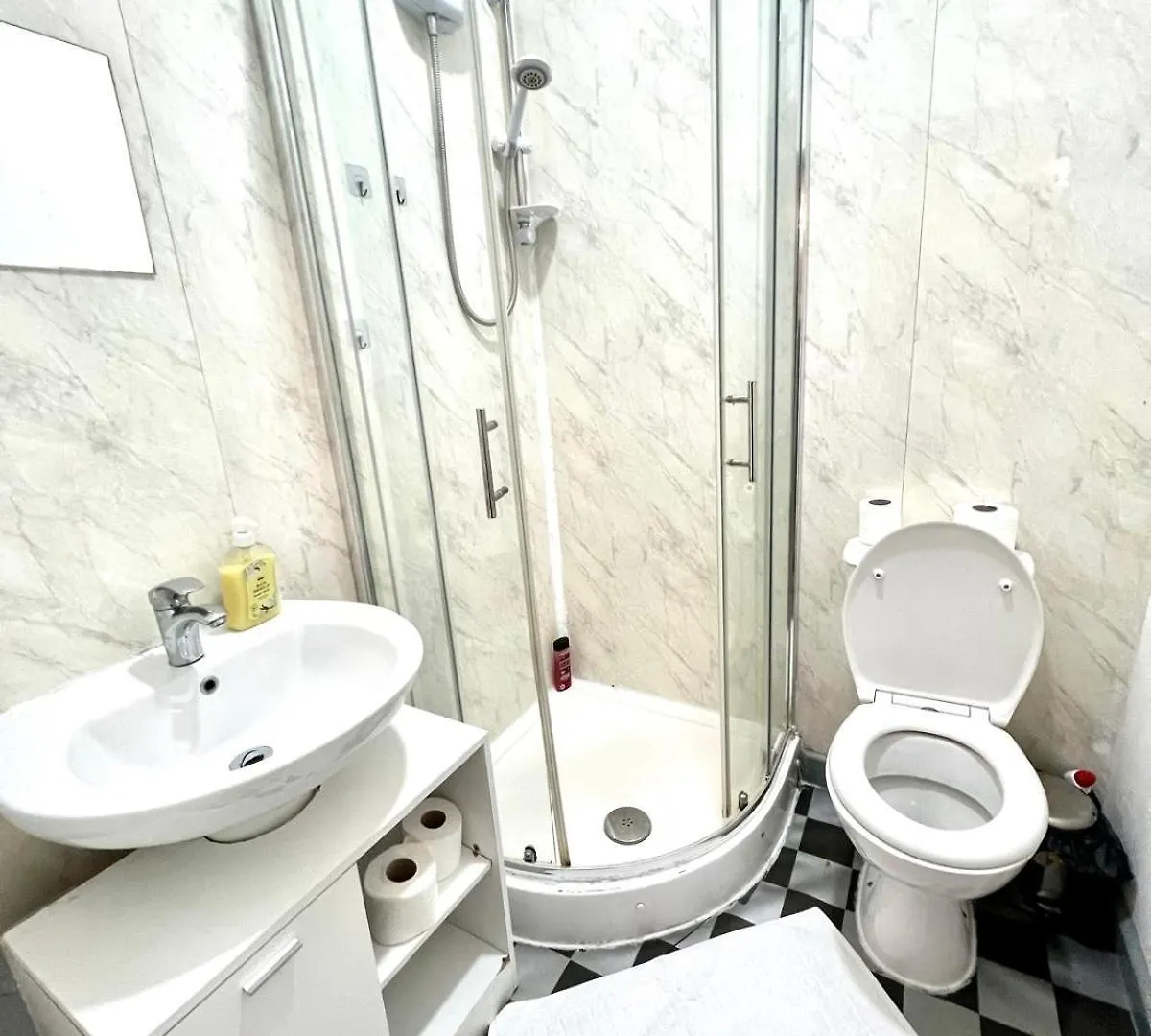 Apartment Specious Studio Flat In A Good Location London